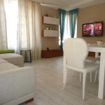 Дава се под наем Тристаен апартамент в Бургас, Център - 100 кв.м за 847.62 € - Снимка #1