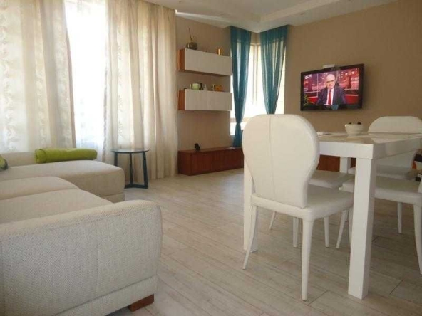 Дава се под наем Тристаен апартамент в Бургас, Център - 100 кв.м за 847.62 € - Снимка #1