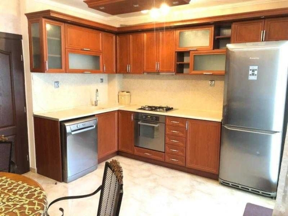 Дава се под наем Тристаен апартамент в Бургас, Център - 110 кв.м за 561 € - Снимка #1