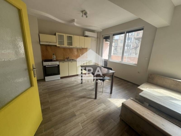 Дава се под наем Тристаен апартамент в Хасково, Център - 75 кв.м за 318.75 € - Снимка #1