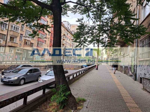 Тристаен апартамент в София, Център - 70 кв.м за 2128 €/кв.м - Снимка #1