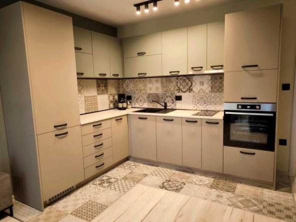 Дава се под наем Тристаен апартамент в Бургас, Зорница - 70 кв.м за 561 € - Снимка #1