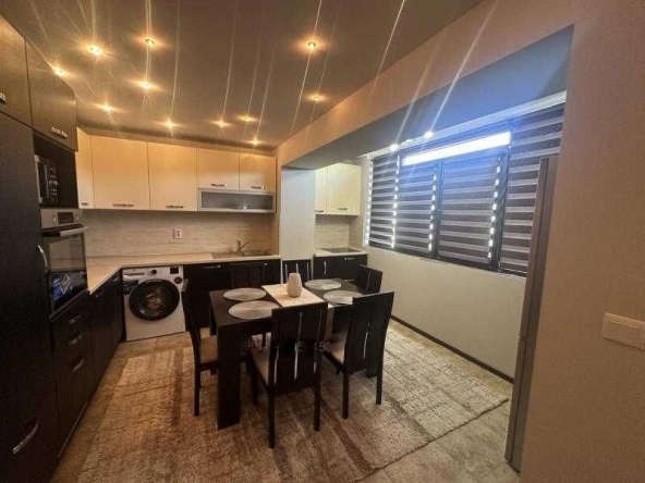 Дава се под наем Двустаен апартамент в Бургас, Славейков - 70 кв.м за 561 € - Снимка #1