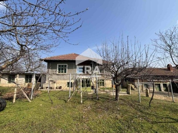 Къща в с. Екзарх Йосиф, Област Русе - 220 кв.м за 101 €/кв.м - Снимка #1