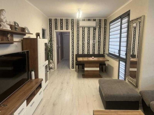 Дава се под наем Тристаен апартамент в Бургас, Славейков - 90 кв.м за 561 € - Снимка #1