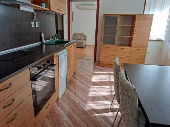 Дава се под наем Двустаен апартамент в Бургас, Център - 120 кв.м за 714 € - Снимка #1