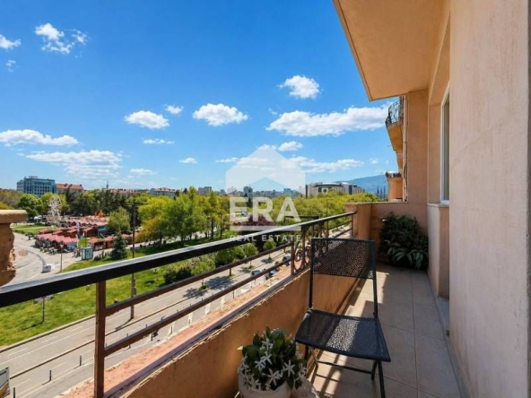 Дава се под наем Двустаен апартамент в София, Център - 67 кв.м за 1196.97 € - Снимка #1