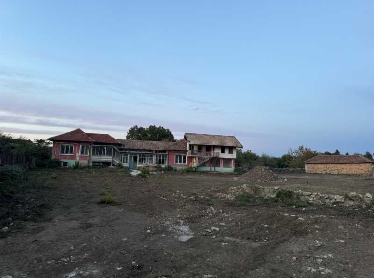Къща в с. Първомайци, Област Велико Търново - 280 кв.м за 293 €/кв.м - Снимка #1