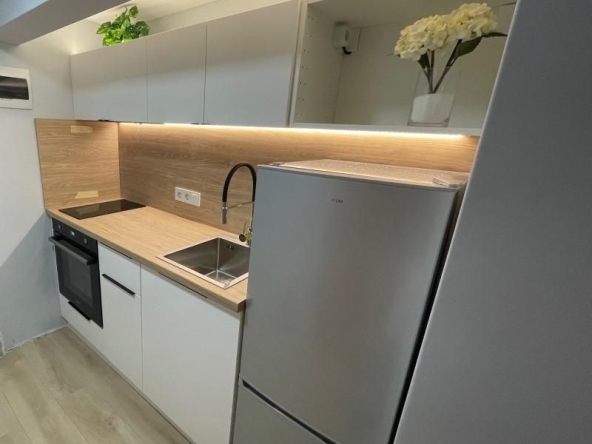 Дава се под наем Едностаен апартамент в Пловдив, Център - 30 кв.м за 300 € - Снимка #1