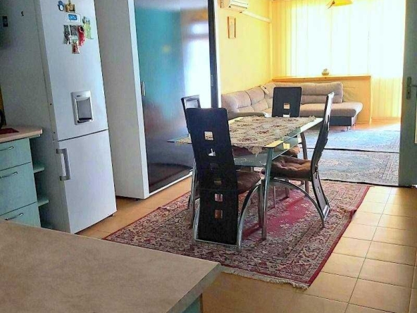 Дава се под наем Тристаен апартамент в Бургас, Център - 90 кв.м за 408 € - Снимка #1