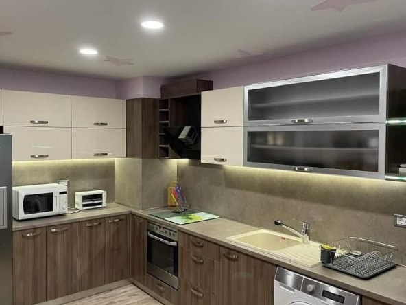 Дава се под наем Тристаен апартамент в Пловдив, Кършияка - 180 кв.м за 918 € - Снимка #1