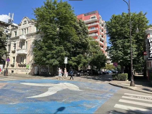 Тристаен апартамент в Варна, Център - 97 кв.м за 2419 €/кв.м - Снимка #1