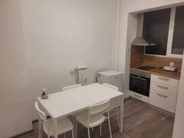 Дава се под наем Тристаен апартамент в София, Център - 62 кв.м за 796.62 € - Снимка #1