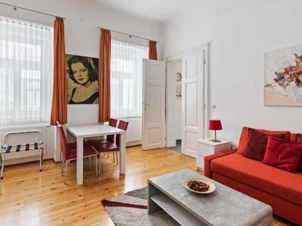 Дава се под наем Тристаен апартамент в Пловдив, Център - 78 кв.м за 209.1 € - Снимка #1