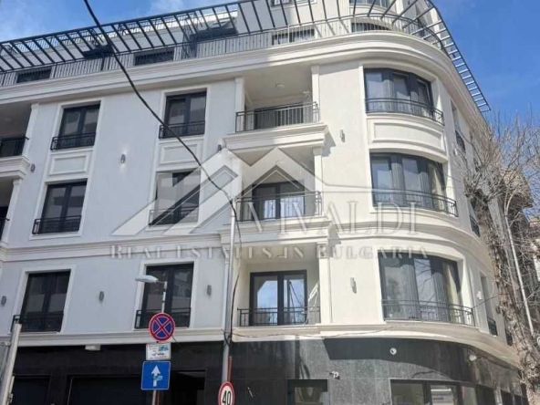 Тристаен апартамент в Варна, Център - 85 кв.м за 2460 €/кв.м - Снимка #1