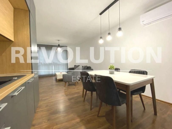 Дава се под наем Тристаен апартамент в Варна, Център - 90 кв.м за 797.64 € - Снимка #1