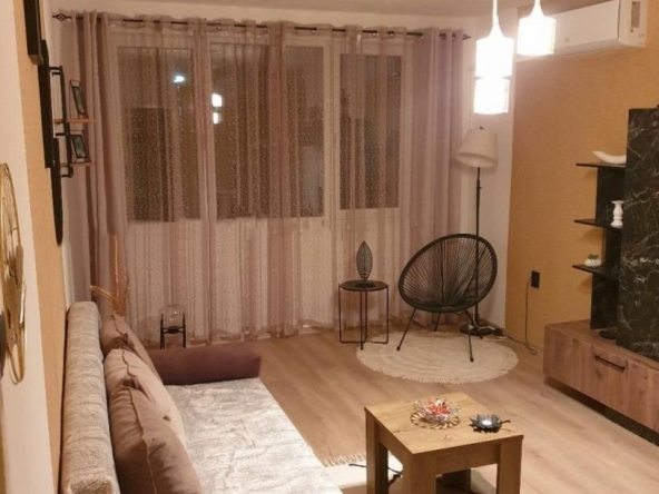 Дава се под наем Двустаен апартамент в Пловдив, Център - 60 кв.м за 375 € - Снимка #1