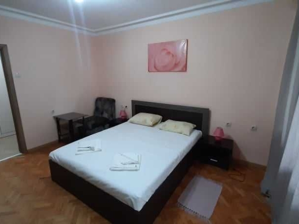 Дава се под наем Тристаен апартамент в Бургас, Център - 85 кв.м за 510 € - Снимка #1