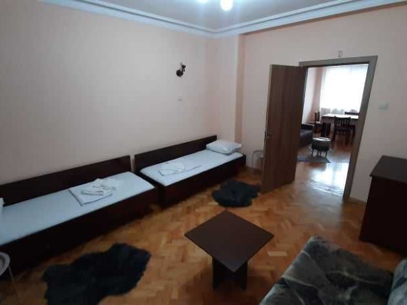 Дава се под наем Тристаен апартамент в Бургас, Център - 85 кв.м за 425 € - Снимка #1