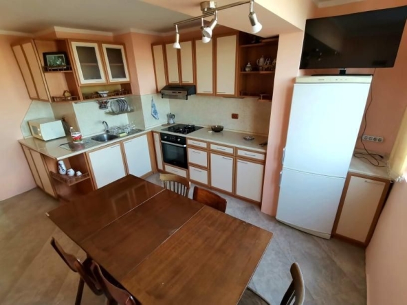 Дава се под наем Тристаен апартамент в Бургас, Изгрев - 85 кв.м за 510 € - Снимка #1