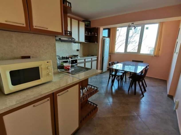 Дава се под наем Тристаен апартамент в Бургас, Изгрев - 85 кв.м за 306 € - Снимка #1
