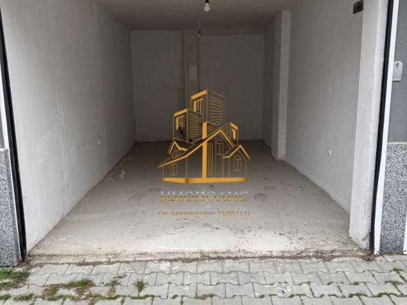 Дава се под наем Гараж / Паркомясто в Варна, Колхозен пазар - 18 кв.м за 153 € - Снимка #1