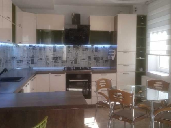 Дава се под наем Тристаен апартамент в Пловдив, Остромила - 88 кв.м за 270.3 € - Снимка #1