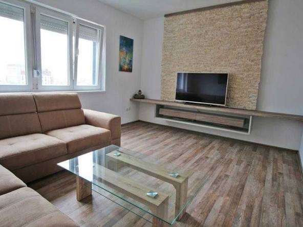 Дава се под наем Двустаен апартамент в Бургас, Братя Миладинови - 57 кв.м за 229.5 € - Снимка #1