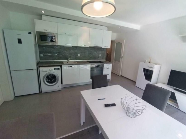 Дава се под наем Тристаен апартамент в Бургас, Меден рудник - зона В - 92 кв.м за 459 € - Снимка #1