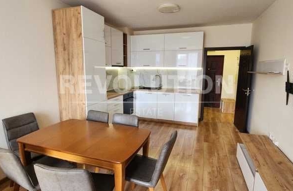 Дава се под наем Тристаен апартамент в Варна, Лятно кино Тракия - 77 кв.м за 612 € - Снимка #1