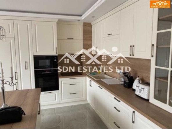 Тристаен апартамент в Казанлък - 105 кв.м за 6 €/кв.м - Снимка #1