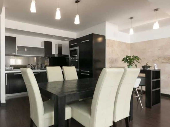 Дава се под наем Тристаен апартамент в Пловдив, Център - 82 кв.м за 397.8 € - Снимка #1