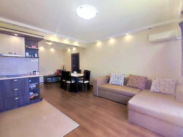 Дава се под наем Тристаен апартамент в Варна, Център - 140 кв.м за 598.23 € - Снимка #1