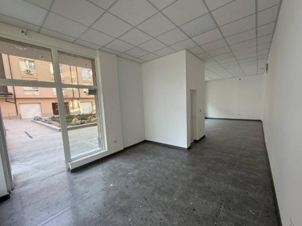 Дава се под наем Магазин в Пловдив, Христо Смирненски - 48 кв.м за 400 € - Снимка #1