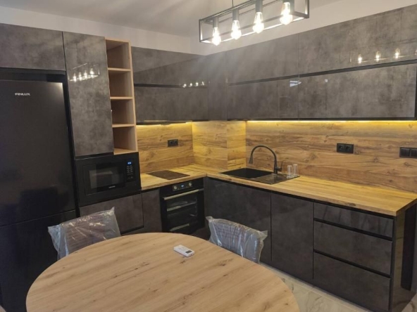 Дава се под наем Тристаен апартамент в Пловдив, Христо Смирненски - 105 кв.м за 765 € - Снимка #1