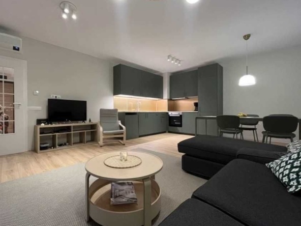 Дава се под наем Тристаен апартамент в София, Младост 4 - 100 кв.м за 896.58 € - Снимка #1