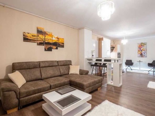 Дава се под наем Тристаен апартамент в Пловдив, Христо Смирненски - 85 кв.м за 265.2 € - Снимка #1