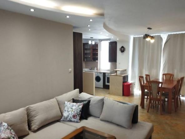 Дава се под наем Тристаен апартамент в Пловдив, Център - 103 кв.м за 650 € - Снимка #1