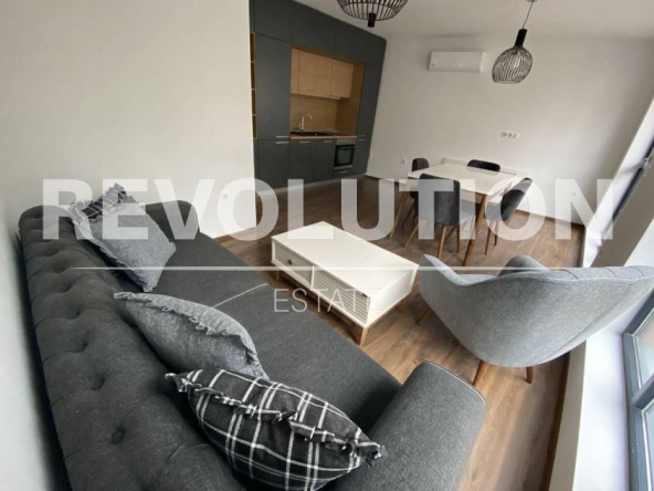 Дава се под наем Тристаен апартамент в Варна, Център - 90 кв.м за 800 € - Снимка #1