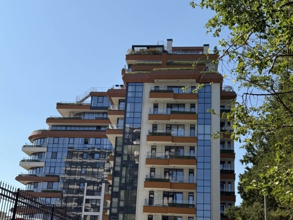 Тристаен апартамент в Варна, Бриз - 100 кв.м за 15 €/кв.м - Снимка #1