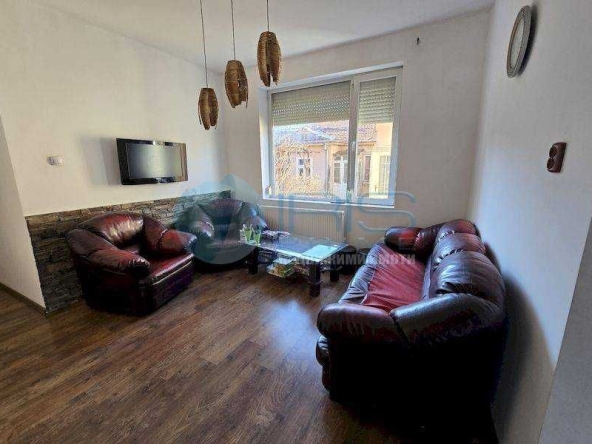 Дава се под наем Етаж от къща в Шумен, Център - 120 кв.м за 124950 € - Снимка #1