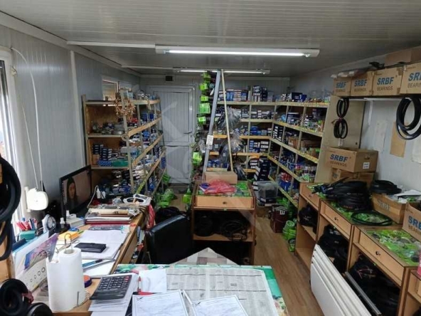 Магазин в Първомай - 25 кв.м за 704 €/кв.м - Снимка #1