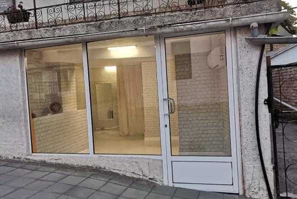 Дава се под наем Магазин в Свищов - 30 кв.м за 91.8 € - Снимка #1