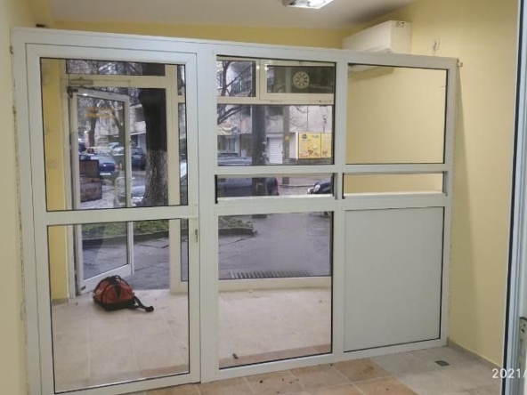 Дава се под наем Магазин в Асеновград - 33 кв.м за 295.8 € - Снимка #1