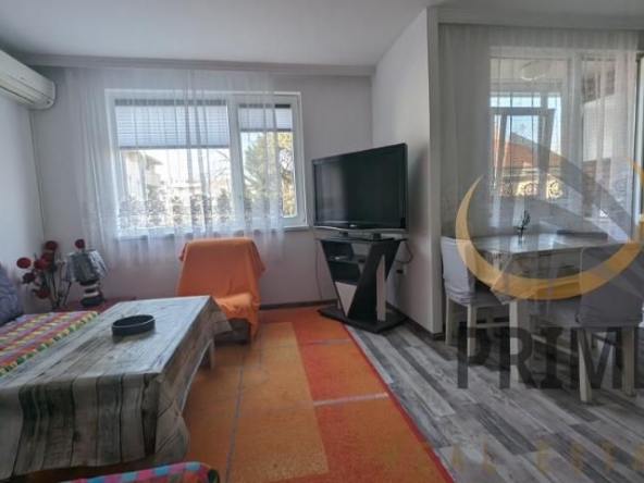 Дава се под наем Тристаен апартамент в Бургас, Център - 92 кв.м за 561 € - Снимка #1