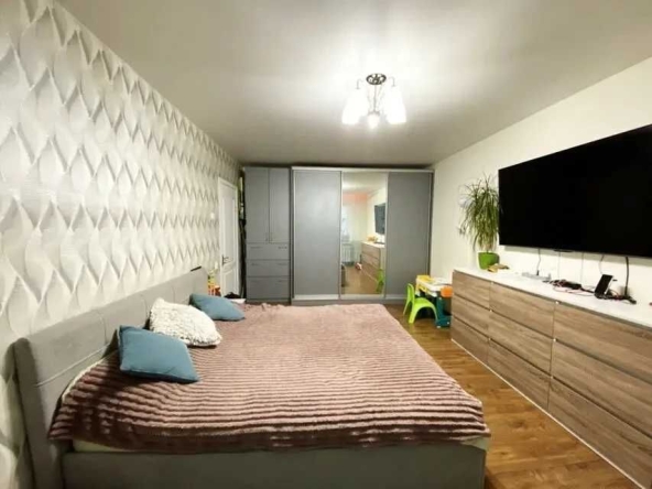 Дава се под наем Тристаен апартамент в София, Зона Б-18 - 90 кв.м за 663 € - Снимка #1