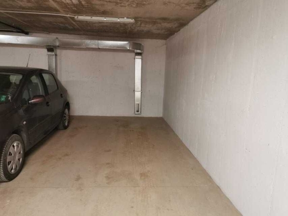 Дава се под наем Гараж / Паркомясто в София, Център - 13 кв.м за 71.4 € - Снимка #1