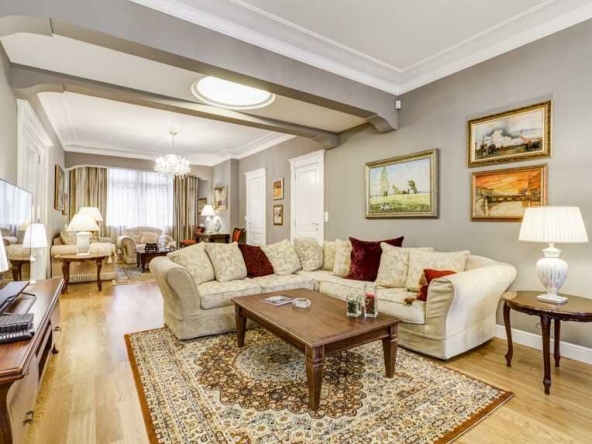 Дава се под наем Тристаен апартамент в София, Изток - 160 кв.м за 2100 € - Снимка #1
