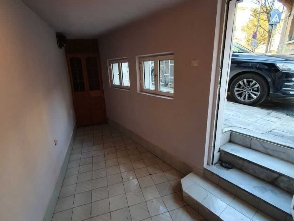 Дава се под наем Офис в Бургас, Център - 10 кв.м за 100 € - Снимка #1