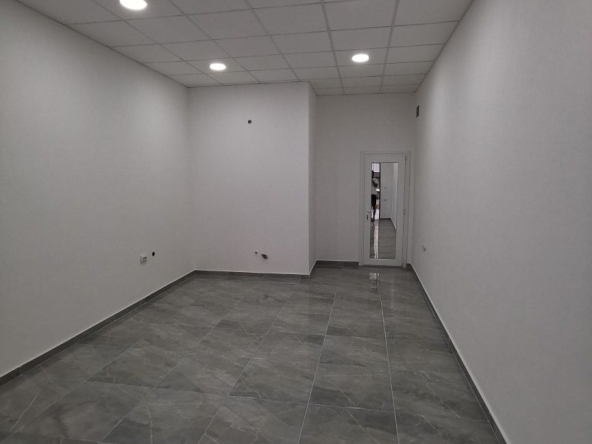 Дава се под наем Магазин в Кърджали, Възрожденци - 35 кв.м за 229.5 € - Снимка #1